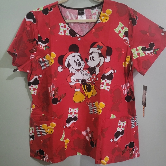 NWT Scrub Top Christmas Ladies Disney *N12 - Picture 1 of 1